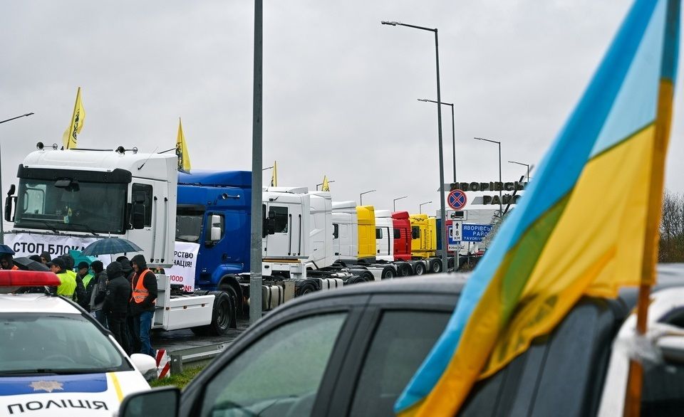 Українські водії готові стояти, скільки треба, і просять владу не йти на компроміси з поляками, — перевізник Українські водії готові стояти, скільки треба, і просять владу не йти на компроміси з поляками, — перевізник